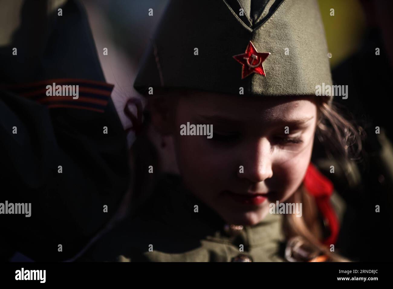 Tag des Belages am Sowjet-Ehrenmal in Berlin-Tiergarten (160509) -- BERLIN, 9. Mai 2016 -- Ein Mädchen in sowjetischer Armeeuniform nimmt am 9. Mai 2016 an einer Gedenkfeier im sowjetischen Denkmal im Treptower Park in Berlin Teil. Friedensorganisationen veranstalteten am Montag eine Reihe von Gedenkveranstaltungen anlässlich des 71. Jahrestages des sowjetischen Sieges über Nazi-Deutschland im Zweiten Weltkrieg in Berlin. DEUTSCHLAND-BERLIN-WWII-JUBILÄUM-GEDENKEN ZhangxFan PUBLICATIONxNOTxINxCHN Tag der Sieg beim sowjetischen Memorial in Berlin Tiergarten 160509 Berlin 9. Mai 2016 ein Mädchen Weari Stockfoto