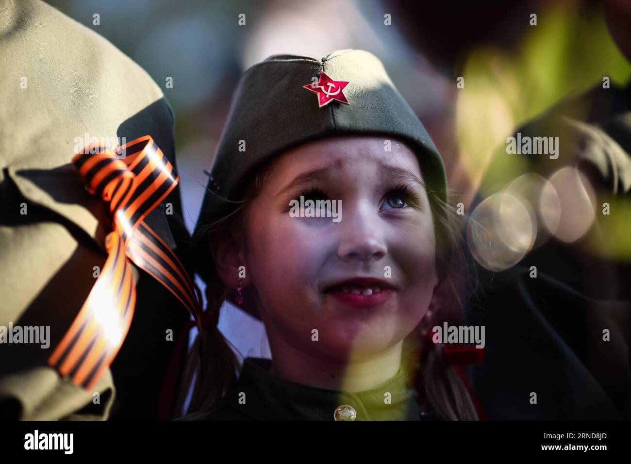 Tag des Belages am Sowjet-Ehrenmal in Berlin-Tiergarten (160509) -- BERLIN, 9. Mai 2016 -- Ein Mädchen in sowjetischer Armeeuniform nimmt am 9. Mai 2016 an einer Gedenkfeier im sowjetischen Denkmal im Treptower Park in Berlin Teil. Friedensorganisationen veranstalteten am Montag eine Reihe von Gedenkveranstaltungen anlässlich des 71. Jahrestages des sowjetischen Sieges über Nazi-Deutschland im Zweiten Weltkrieg in Berlin. DEUTSCHLAND-BERLIN-WWII-JUBILÄUM-GEDENKEN ZhangxFan PUBLICATIONxNOTxINxCHN Tag der Sieg beim sowjetischen Memorial in Berlin Tiergarten 160509 Berlin 9. Mai 2016 ein Mädchen Weari Stockfoto