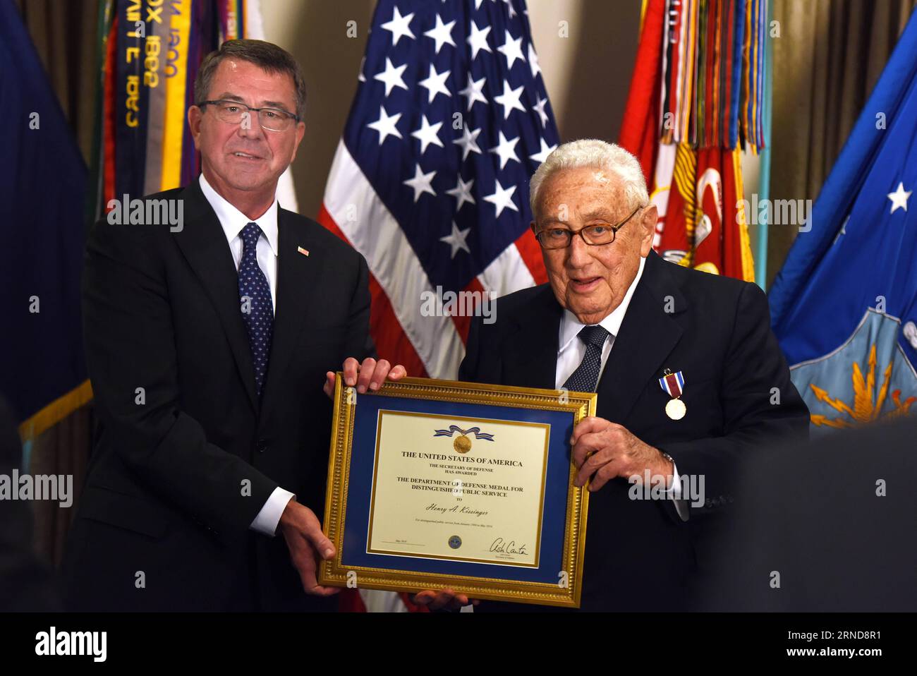 WASHINGTON D.C., 09. Mai 2016 – der US-Verteidigungsminister Ash Carter (L) feiert eine Preisverleihung zu Ehren des ehemaligen US-Außenministers Henry Kissinger für seine jahrelangen herausragenden öffentlichen Dienste im Pentagon in Washington D.C., USA, 9. Mai 2016. Der Distinguished Public Service Award des US-Verteidigungsministeriums (DoD) ist die höchste Auszeichnung, die das DoD privaten Bürgern verleiht. ) US-WASHINGTON D.C.-PENTAGON-KISSINGER-AWARD YinxBogu PUBLICATIONxNOTxINxCHN Washington D C Mai 09 2016 US-Verteidigungsminister Ash Carter l veranstaltet Preisverleihung zu Ehren des ehemaligen US-Sekretärs Stockfoto