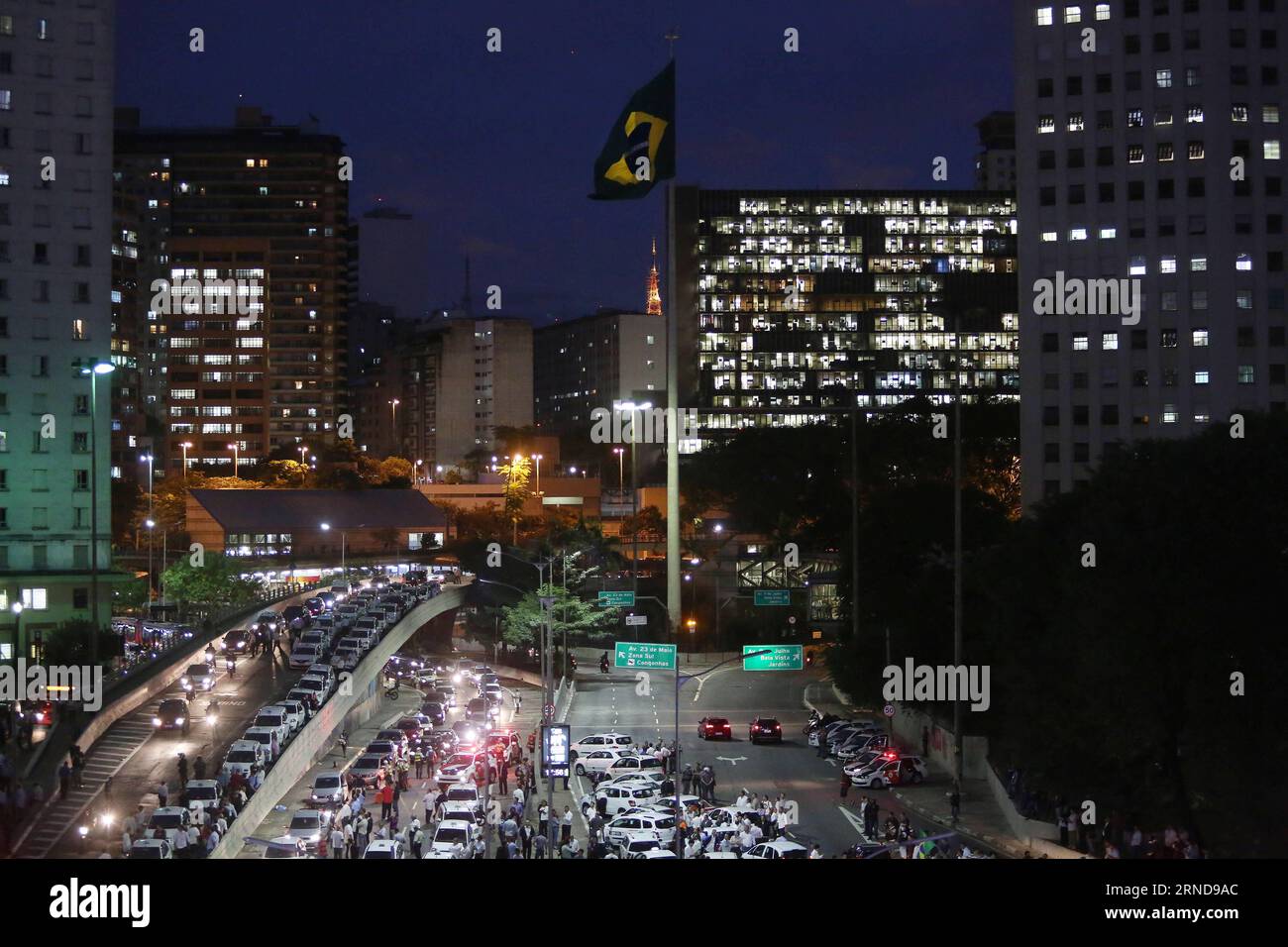 SAO PAULO, 10. Mai 2016 -- Taxifahrer blockieren eine Straße in einem Protest gegen den Betrieb von Diensten des privaten Verkehrs durch Smartphone-Anwendungen wie Uber, in Sao Paulo, Brasilien, am 10. Mai 2016. Laut der lokalen Presse genehmigte der Bürgermeister von Sao Paulo Fernando Haddad per Erlass am Dienstag die Legalisierung von Online-Diensten des privaten Verkehrs. Rahel Patrasso) (lyi) BRAZIL-SAO PAULO-SOCIETY-PROTEST e RahelxPatrasso PUBLICATIONxNOTxINxCHN Sao PAULO 10. Mai 2016 Taxifahrer Block to Avenue in einem Protest gegen die Erbringung von Dienstleistungen des privaten Verkehrs durch Smartphon Stockfoto