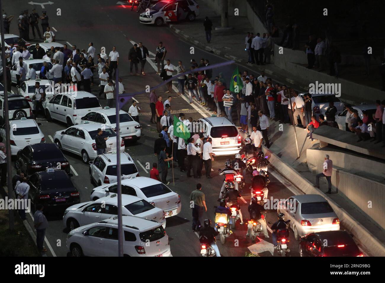 SAO PAULO, 10. Mai 2016 -- Taxifahrer blockieren eine Straße in einem Protest gegen den Betrieb von Diensten des privaten Verkehrs durch Smartphone-Anwendungen wie Uber, in Sao Paulo, Brasilien, am 10. Mai 2016. Laut der lokalen Presse genehmigte der Bürgermeister von Sao Paulo Fernando Haddad per Erlass am Dienstag die Legalisierung von Online-Diensten des privaten Verkehrs. Rahel Patrasso) (lyi) BRAZIL-SAO PAULO-SOCIETY-PROTEST e RahelxPatrasso PUBLICATIONxNOTxINxCHN Sao PAULO 10. Mai 2016 Taxifahrer Block to Avenue in einem Protest gegen die Erbringung von Dienstleistungen des privaten Verkehrs durch Smartphon Stockfoto