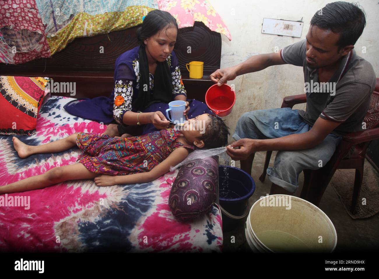 Dhaka Bangladesch 01, Sept. 2023. Sumaiya ist 6 Jahre alt. Sie leidet seit sechs Tagen an Dengue-Fieber und wird zu Hause behandelt. A Stockfoto