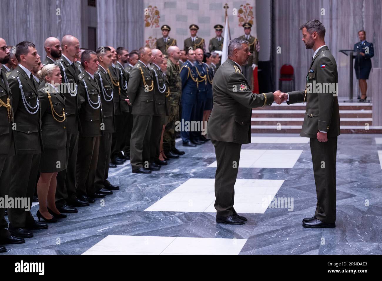 Prag, Tschechische Republik. September 2023. Parade tschechischer Soldaten nach ihrer Rückkehr aus ausländischen Operationen in Litauen, Lettland, Sinai, Bosnien und Herzegowina, Kosovo und Italien in Prag, 1. September 2023. Quelle: Ondrej Deml/CTK Photo/Alamy Live News Stockfoto