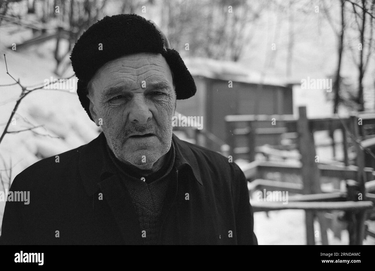 Heute 03 - 3 - 1974: Sie fanden ihren Platz vor zwölf Jahren zogen John und Pål von der Stadt bis zum Fluss. Die Stadt wurde ihnen zu schwer. Sie bauten sich in den Skauen Hütten und bekamen dafür ein Angelbecken und einen Badeplatz. Die beiden alten Menschen haben ein unangenehmes Leben geführt, aber jetzt haben sie einen Ort gefunden, wo Frieden herrscht und sie können ihre eigenen Herren sein. Sie leben von doppelter kommunaler Gnade. Die Kabine befindet sich an der Grenze zwischen Oslo und Bærum. Sie sammeln Wasser in einem Eimer direkt aus der Lysakerelva. Ein schönes Leben, denken beide. Foto: Ivar Aaserud / Aktuell Stockfoto