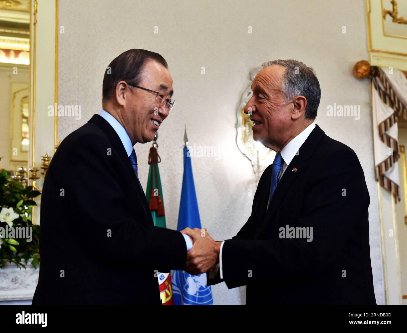 (160513) -- LISSABON, 13. Mai 2016 -- UN-Generalsekretär Ban Ki-Moon (L) gibt dem portugiesischen Präsidenten Marcelo Rebelo de Sousa bei seinem zweitägigen Besuch in Portugal am 13. Mai 2016 im Präsidentenpalast in Lissabon die Hand. Er begann den Besuch am Donnerstag.) PORTUGAL-LISSABON-UN-GENERALSEKRETÄR-BESUCH ZHANGXLIYUN PUBLICATIONXNOTXINXCHN Stockfoto