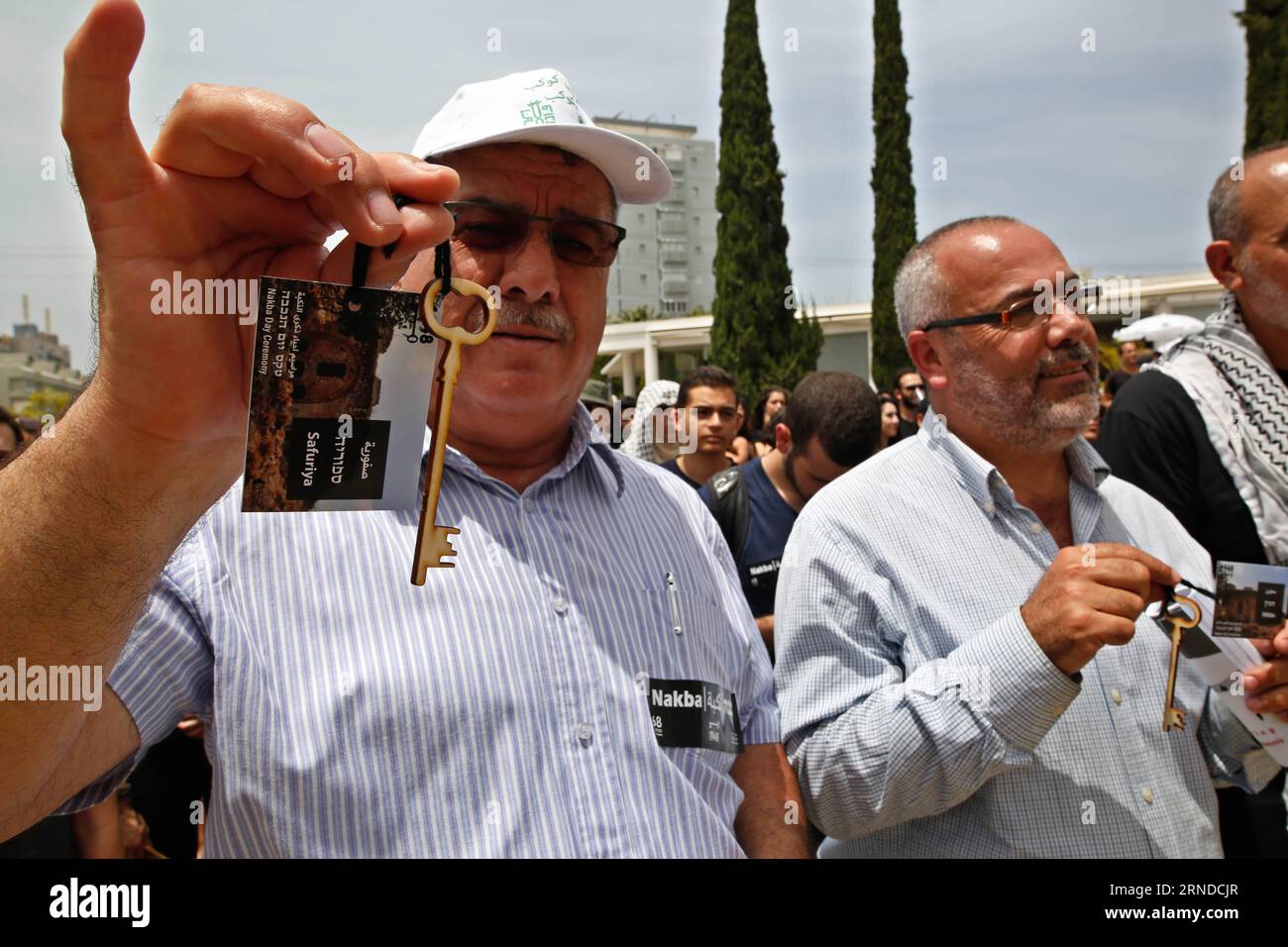 (160515) -- JERUSALEM, 15. Mai 2016 -- pro-palästinensische Demonstranten halten einen Symbolschlüssel während einer Kundgebung, die den al-Nakba-Tag am 15. Mai 2016 vor der Universität Tel Aviv, Israel, markiert. Die Palästinenser auf der ganzen Welt und insbesondere in den palästinensischen Gebieten markierten am Sonntag 68 Jahre den Tag der al-Nakba (Katastrophe), oder den Tag, an dem der Staat Israel gegründet wurde, an dem sie auf das Recht bestanden, in ihre Häuser in ihren Städten und Dörfern zurückzukehren. ) ISRAEL-TEL AVIV-NAKBA-TAGESRALLYE GilxCohenxMagen PUBLICATIONxNOTxINxCHN 160515 Jerusalem 15. Mai 2016 pro PALÄSTINENSISCHER Demonstrant Hold a symbo Stockfoto