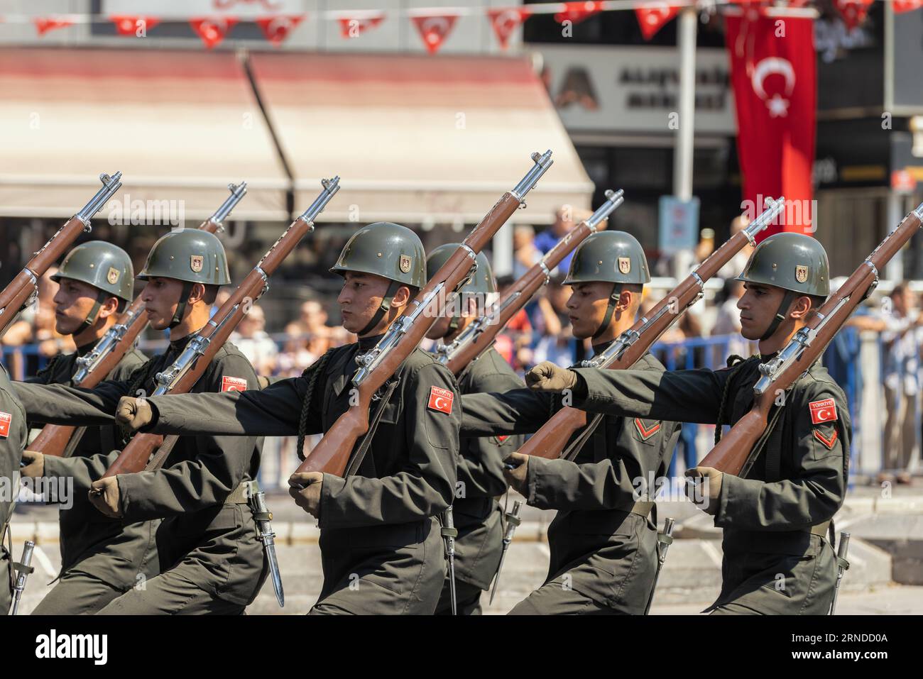 Ankara-Türkei: 30. August 2023: Gruppe türkischer Soldaten mit Gewehren marschiert im August 30, Siegeszug in Ankara. Stockfoto