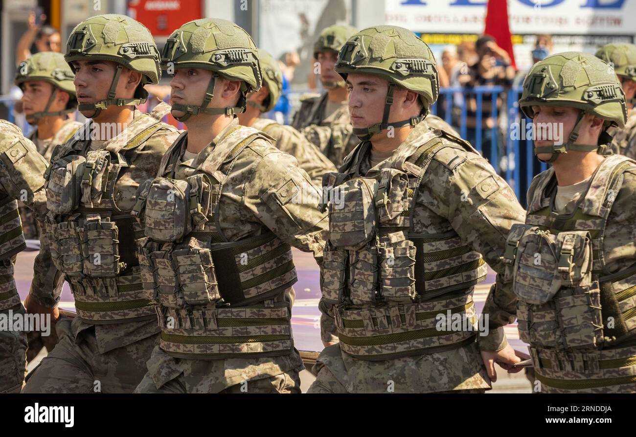 Ankara-Türkei: 30. August 2023: Nahaufnahme türkischer Soldaten mit einem gigantischen Porträt von Atatürk und Marsch im August 30, Siegestag p Stockfoto