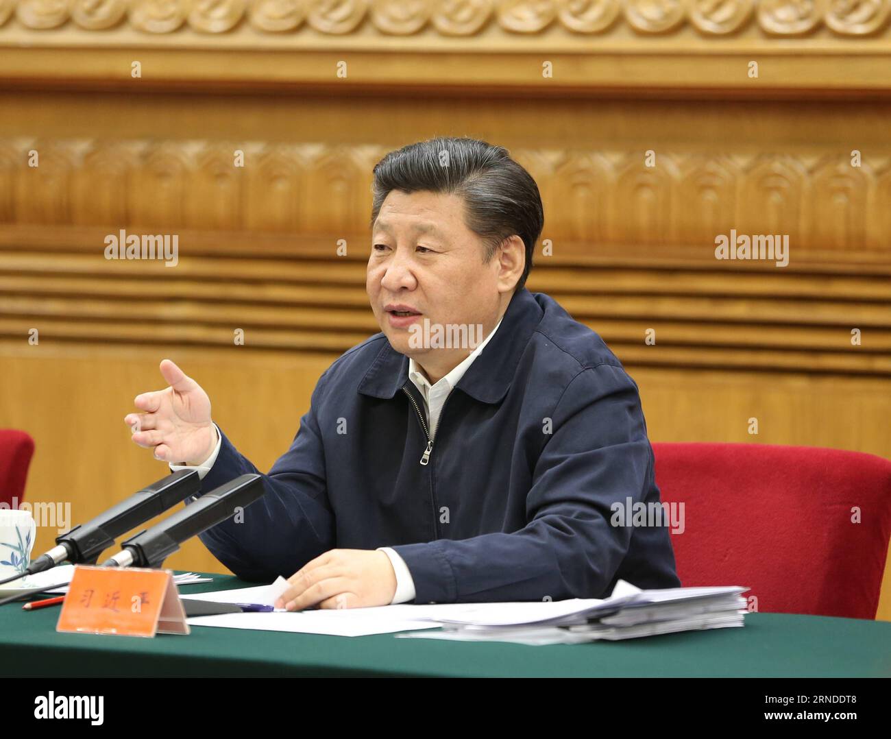 (160517) -- PEKING, 17. Mai 2016 -- der chinesische Präsident Xi Jinping spricht an einem Symposium über die Arbeit des Landes in Philosophie und Sozialwissenschaften in Peking, der Hauptstadt Chinas, am 17. Mai 2016. )(wjq) CHINA-BEIJING-XI JINPING-SYMPOSIUM (CN) DingxLin PUBLICATIONxNOTxINxCHN 160517 Peking 17. Mai 2016 der chinesische Präsident Xi Jinping spricht an ein Symposium über die Arbeit des Landes in Philosophie und Sozialwissenschaften in Peking Hauptstadt von China 17. Mai 2016 wjq China Beijing Xi Jinping Symposium CN DingxLin PUBLICATIOxCHTxTxN Stockfoto