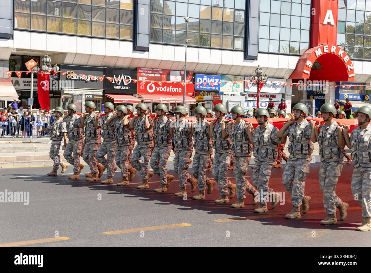 Ankara-Türkei: 30. August 2023: Gruppe türkischer Soldaten mit gigantischer türkischen Flagge und Marsch während des 30. August, Siegeszug in Ankara. Stockfoto