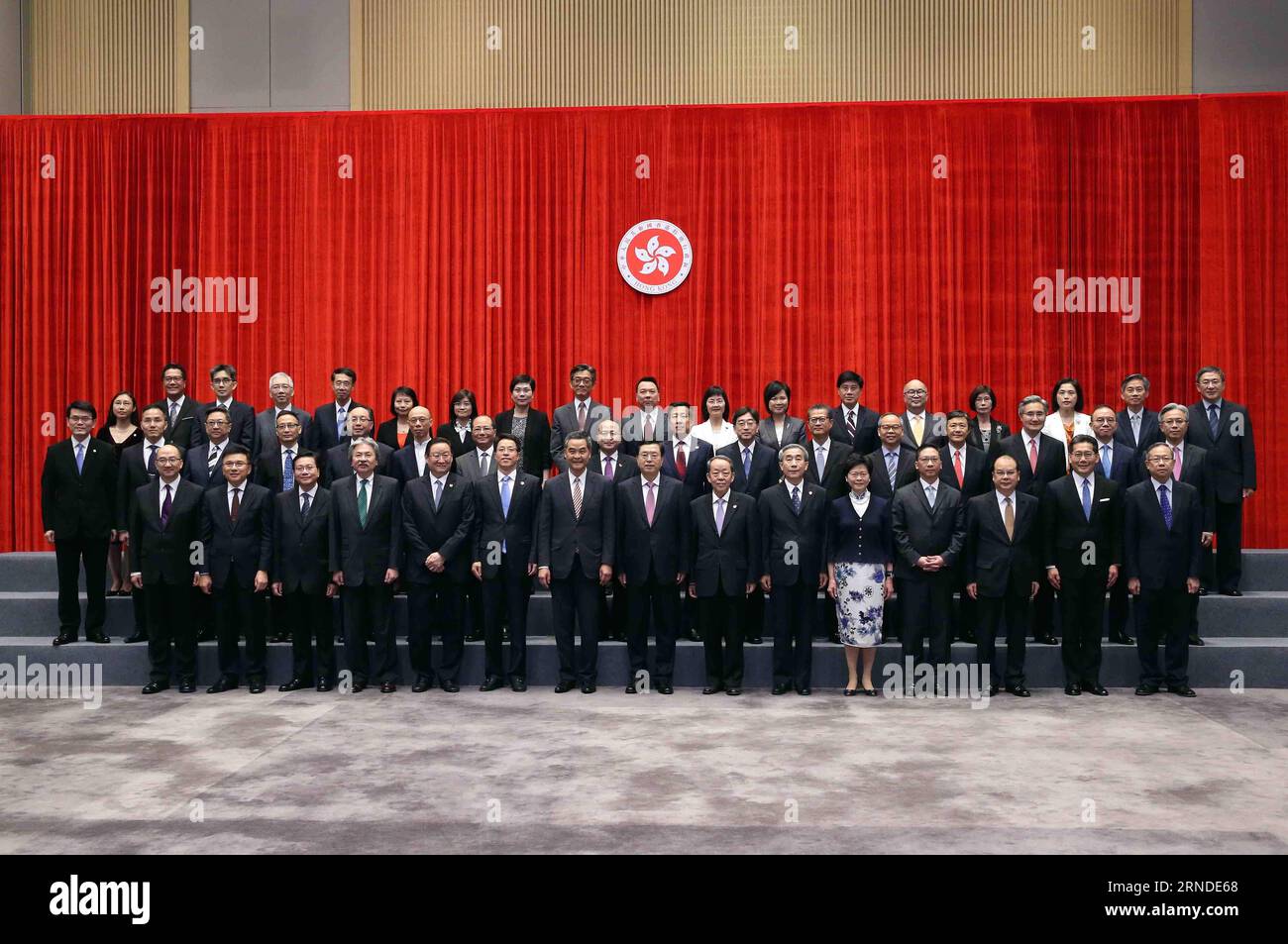 (160517) -- HONGKONG, 17. Mai 2016 -- Zhang Dejiang (C, Front), Vorsitzender des Ständigen Ausschusses des Nationalen Volkskongresses Chinas, posiert für ein Gruppenfoto, wenn er am 17. Mai 2016 das Hauptquartier der Regierung der Sonderverwaltungsregion Hongkong (SAR) in Hongkong, Südchina, besucht. Zhang wurde von der SAR-Chefin und Regierungsbeamten über ihre Arbeit informiert. )(mcg) CHINA-HONG KONG-ZHANG DEJIANG-INSPEKTIONSTOUR (CN) LiuxWeibing PUBLICATIONxNOTxINxCHN 160517 Hong KONG 17. Mai 2016 Zhang Dejiang C Front Vorsitzender des Thing Committee of China S National Celebrities S Stockfoto