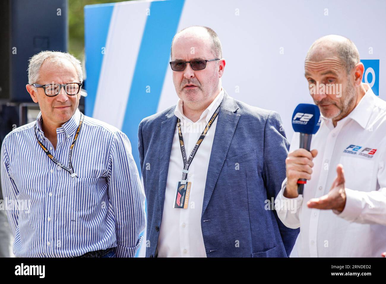 Monza, Italien. August 2023 31. Stefano Domenicali (ITA, President & CEO der Formel 1 Group), Robert Reid (GBR, FIA Deputy President for Sport), Bruno Michel (CEO der Formel 2) während der Formel-2-Rennwagen-Enthüllung der nächsten Generation 2024, F1 Grand Prix of Italy auf der Autodromo Nazionale Monza am 31. August 2023 in Monza, Italien. (Foto von HIGH TWO) Credit: dpa/Alamy Live News Stockfoto