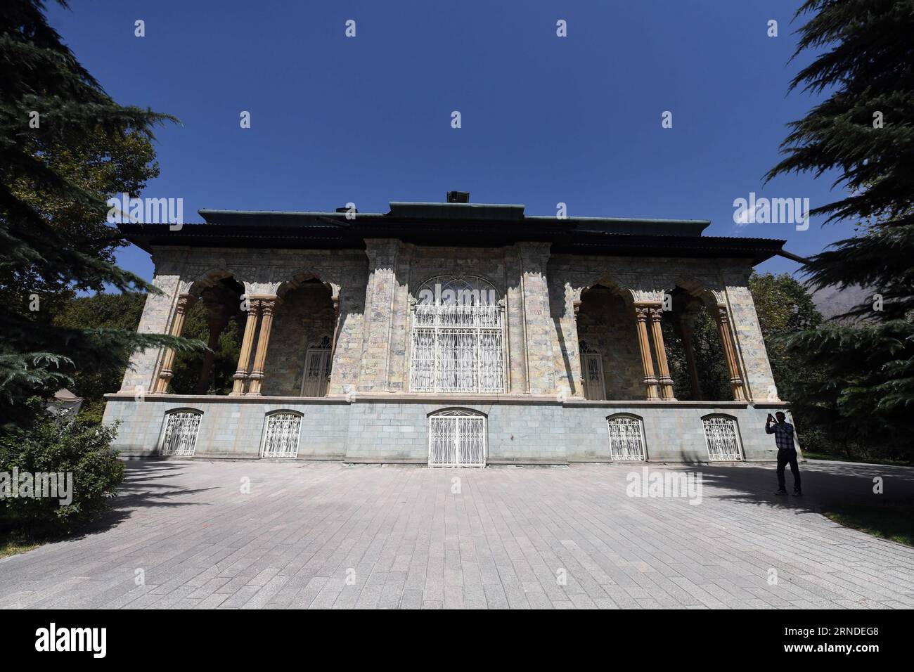 Teheran. 28. August 2023. Dieses Foto, das am 28. August 2023 aufgenommen wurde, zeigt eine Außenansicht des Grünen Palastmuseums im Museumskomplex Saad Abad in Teheran, Iran. Der Museumskomplex Saad Abad im Norden Teherans besteht aus einem Dutzend Palästen, die eine Fläche von etwa 410 Hektar einnehmen. Einige der Paläste des Komplexes wurden nach der Islamischen Revolution im Iran von 1979 als Museen für die Öffentlichkeit zugänglich gemacht. Quelle: Shadati/Xinhua/Alamy Live News Stockfoto