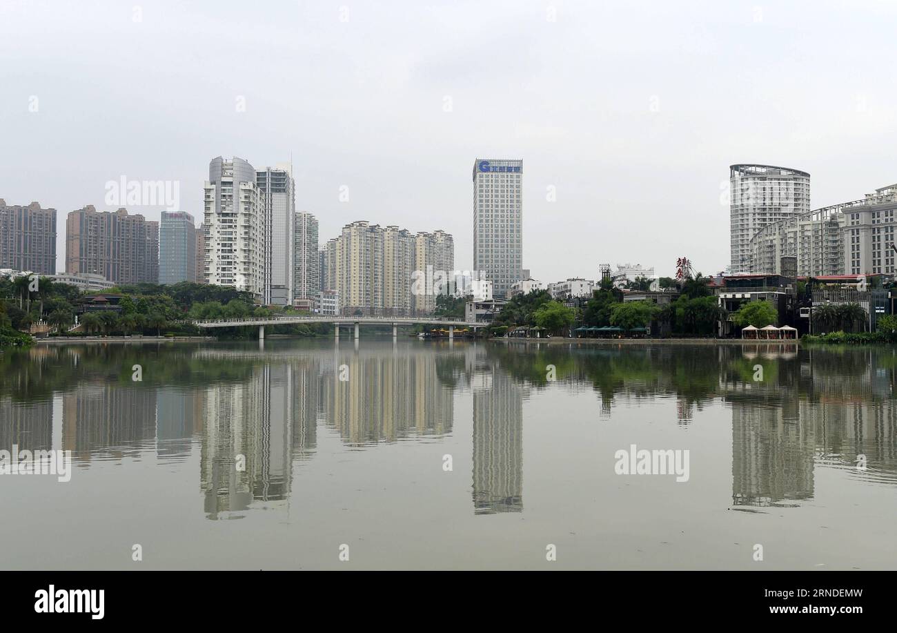 (160518) -- NANNING, 18. Mai 2016 -- Foto vom 18. Mai 2016 zeigt ein Wohnbauprojekt am Mingge-See in Nanning, der Hauptstadt der südchinesischen autonomen Region Guangxi Zhuang. Der chinesische Immobiliensektor erholte sich im April weiter, und mehr Städte meldeten monatliche Anstiege der neuen Wohnimmobilienpreise, wie eine offizielle Umfrage am Mittwoch ergab. Von den 70 großen und mittleren Städten 65, die im April befragt wurden, stiegen die Preise für neue Wohnungen im Vergleich zu 62 im Vormonat, so das National Bureau of Statistics (NBS). ) (lfj) CHINA-HOME PRICES-RISE (CN) LuxBo an PUBLICATIONxNOTxINxC Stockfoto