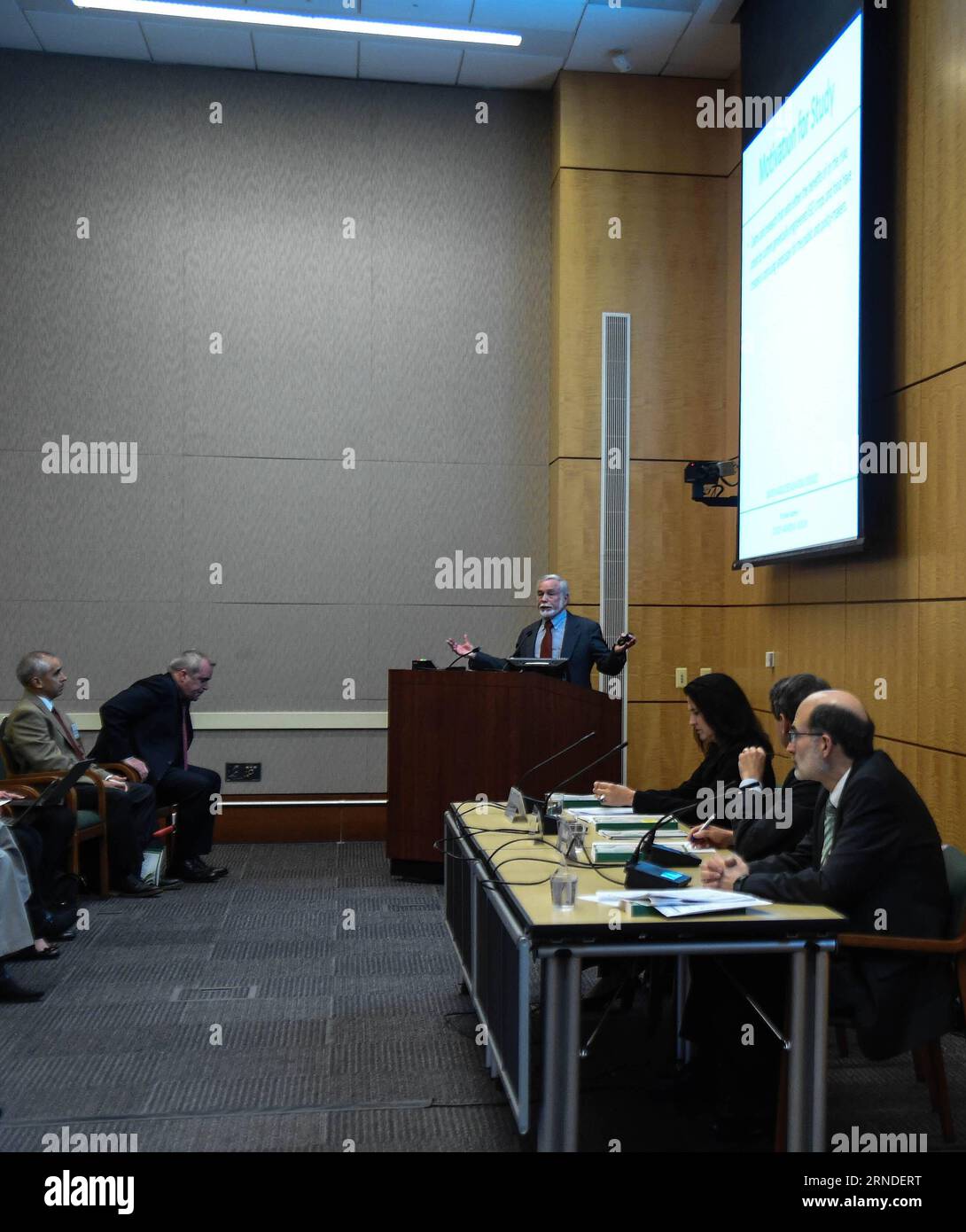 (160518) -- WASHINGTON, 17. Mai 2016 -- Fred Gould, Vorsitzender des Studienausschusses für gentechnisch veränderte Pflanzen (GE), spricht auf einer Pressekonferenz in Washington, USA, am 17. Mai 2016. Gentechnisch veränderte Pflanzen (GE) sind sicher zu essen und schädigen nicht die Umwelt, so ein wichtiger Bericht, der am Dienstag von einem einflussreichen US-Expertengremium veröffentlicht wurde. Der Bericht wies jedoch darauf hin, dass die Technologie nicht, wie viele Befürworter behaupteten, zu höheren Erträgen führt. ) (Zhf) USA-WASHINGTON-GENETISCH VERÄNDERTE KULTURPFLANZEN-BRIEFING BaoxDandan PUBLICATIONxNOTxINxCHN 160518 Washington Ma Stockfoto