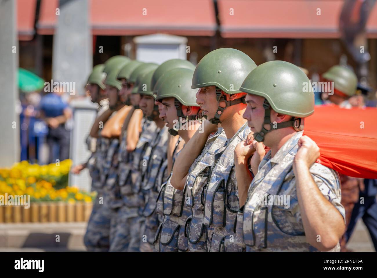 Ankara-Türkei: 30. August 2023: Nahaufnahme türkischer Soldaten, die während des 30. August eine gigantische türkische Flagge tragen und marschieren, Siegesparade in A Stockfoto