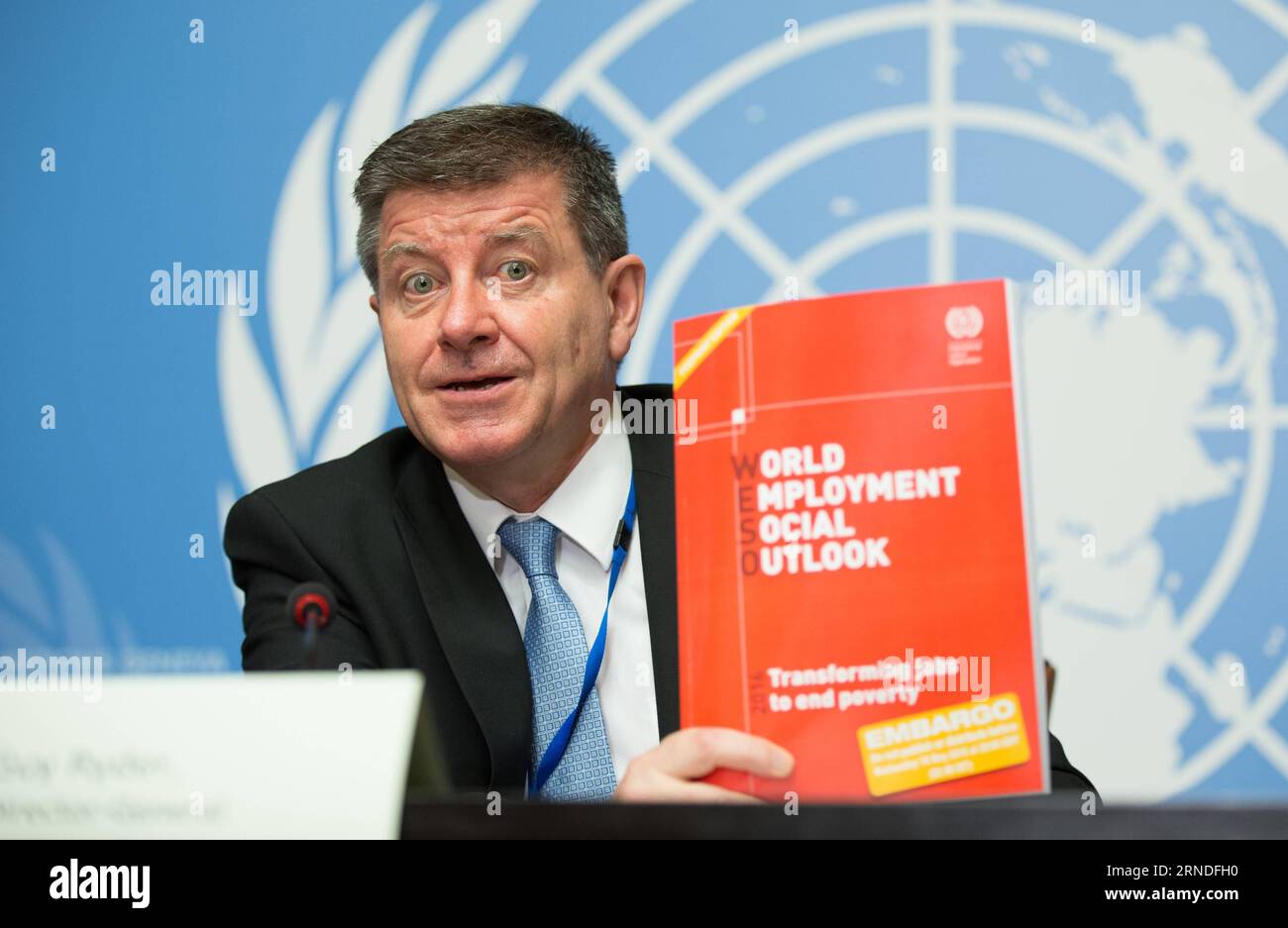 Guy Ryder stellt UN-Bericht der Internationalen Arbeitsorganisation ILO vor (160518)-- GENF, 18. Mai 2016 -- Generaldirektor der Internationalen Arbeitsorganisation (ILO) Guy Ryder zeigt Weltbeschäftigungs- und Sozialaussichten 2016 auf einer Pressekonferenz in Genf, Schweiz, 18. Mai 2016. Das globale Defizit an hochwertigen Arbeitsplätzen und die Verschlechterung der wirtschaftlichen Bedingungen in einer Reihe von Regionen drohen, Jahrzehnte der Fortschritte bei der Armutsbekämpfung zu zunichte zu machen, warnte die Internationale Arbeitsorganisation (ILO). ) SWITERZLAND-GENF-ILO-JAHRESBERICHT XuxJinquan PUBLICATIONxNOTxINxCHN Guy Ryder , UN-Bericht The Int Stockfoto