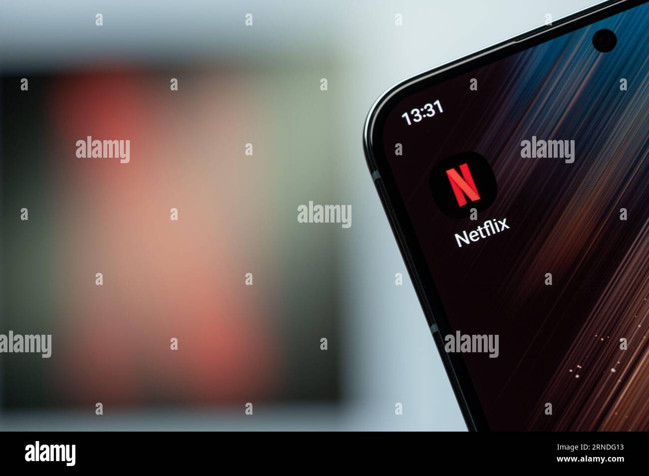 New York, USA - 21. August 2023: Verwendung der Netflix-Videoplattform auf dem Smartphone-Bildschirm Nahaufnahme mit verschwommenem Logo-Hintergrund Stockfoto