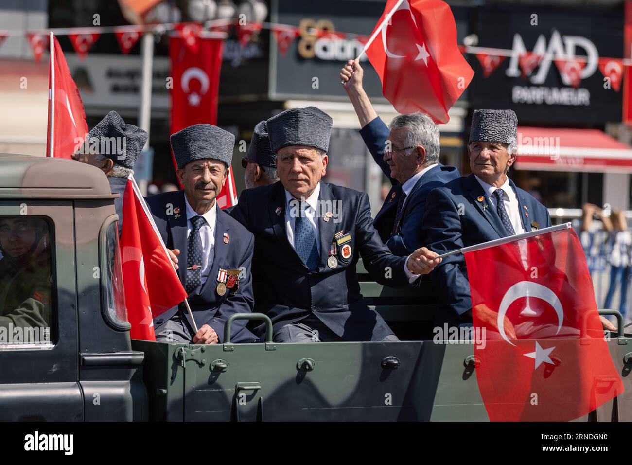 Ankara-Türkei: 30. August 2023: Zypernkriegsveteranen, die während der Parade im August 30 auf der Straße in Ankara die Öffentlichkeit grüßen. Stockfoto