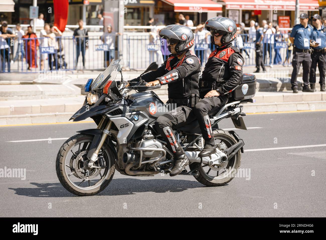 Ankara-Türkei: 30. August 2023: Zwei Polizeibeamte des Delphine-Teams | Yunus auf offiziellem Motorradfahren während einer Parade auf der Straße in Ankara. Stockfoto