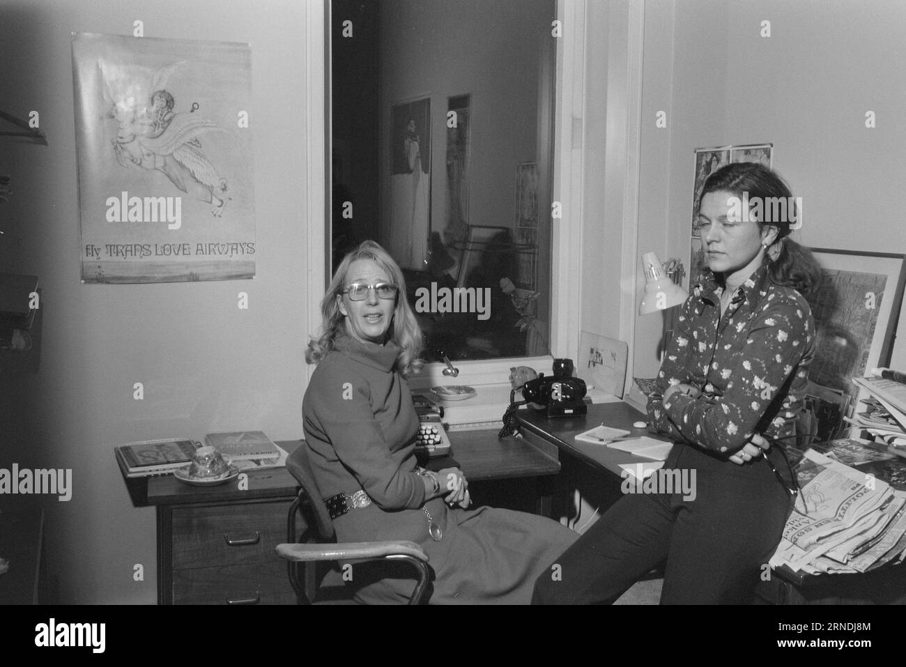 Aktuell 01 - 5 - 1974: Norwegen nextThey begann mit einem Buchladen. Heute besitzen sie ein ganzes Reich von Zeitungen, Wochenzeitschriften, Zeitschriften, Verlagen und Filmfirmen. Die Familie Bonnier wird in Schweden ein Meinungsmonopol erlangen und zum Springer kensern des Landes werden. Jetzt werfen sie ihre Augen auf Norwegen und haben hier bereits drei Wochenmagazine. Die Redakteure müssen frei sein. Mehr als 30 Menschen arbeiten in den zwei Wochenmagazinen, die Bonnier gekauft hat. Sie sollen unabhängig bleiben. Kann man sich darauf verlassen, wenn Bonniers Mann seine Änderungsvorschläge vorlegt? Ellen Sofie Hveen an Stockfoto