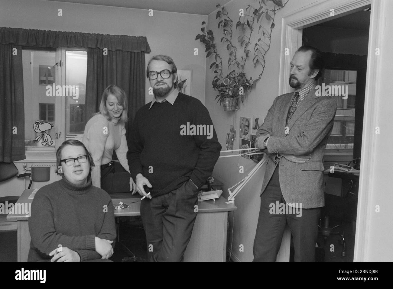 Aktuell 01 - 5 - 1974: Norwegen nextThey begann mit einem Buchladen. Heute besitzen sie ein ganzes Reich von Zeitungen, Wochenzeitschriften, Zeitschriften, Verlagen und Filmfirmen. Die Familie Bonnier wird in Schweden ein Meinungsmonopol erlangen und zum Springer kensern des Landes werden. Jetzt werfen sie ihre Augen auf Norwegen und haben hier bereits drei Wochenmagazine. Die Redakteure müssen frei sein. Mehr als 30 Menschen arbeiten in den zwei Wochenmagazinen, die Bonnier gekauft hat. Sie sollen unabhängig bleiben. Kann man sich darauf verlassen, wenn Bonniers Mann seine Änderungsvorschläge vorlegt? Knut Borge, Anne Kar Stockfoto