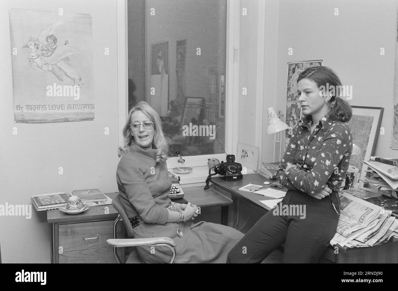 Aktuell 01 - 5 - 1974: Norwegen nextThey begann mit einem Buchladen. Heute besitzen sie ein ganzes Reich von Zeitungen, Wochenzeitschriften, Zeitschriften, Verlagen und Filmfirmen. Die Familie Bonnier wird in Schweden ein Meinungsmonopol erlangen und zum Springer kensern des Landes werden. Jetzt werfen sie ihre Augen auf Norwegen und haben hier bereits drei Wochenmagazine. Die Redakteure müssen frei sein. Mehr als 30 Menschen arbeiten in den zwei Wochenmagazinen, die Bonnier gekauft hat. Sie sollen unabhängig bleiben. Kann man sich darauf verlassen, wenn Bonniers Mann seine Änderungsvorschläge vorlegt? Ellen Sofie Hveen an Stockfoto