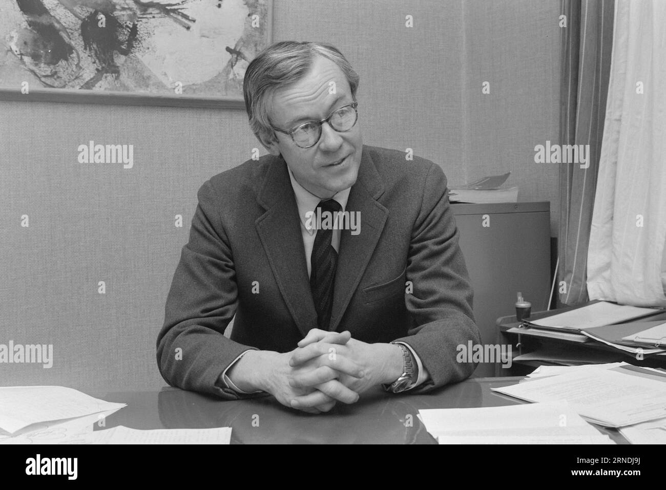 Aktuell 01 - 5 - 1974: Norwegen nextThey begann mit einem Buchladen. Heute besitzen sie ein ganzes Reich von Zeitungen, Wochenzeitschriften, Zeitschriften, Verlagen und Filmfirmen. Die Familie Bonnier wird in Schweden ein Meinungsmonopol erlangen und zum Springer kensern des Landes werden. Jetzt werfen sie ihre Augen auf Norwegen und haben hier bereits drei Wochenmagazine. Natürlich spielt das keine Rolle. Es spielt keine Rolle, wenn ein Finanzimperium neue Unternehmen untergräbt. Es heißt nicht aufgeben, sagt Regisseur Halfdan Kielland von Nordisk Forlag. Foto: Berichtsbild / aktuell / NTB ***FOTO NICHT BILDVERARBEITUNG Stockfoto