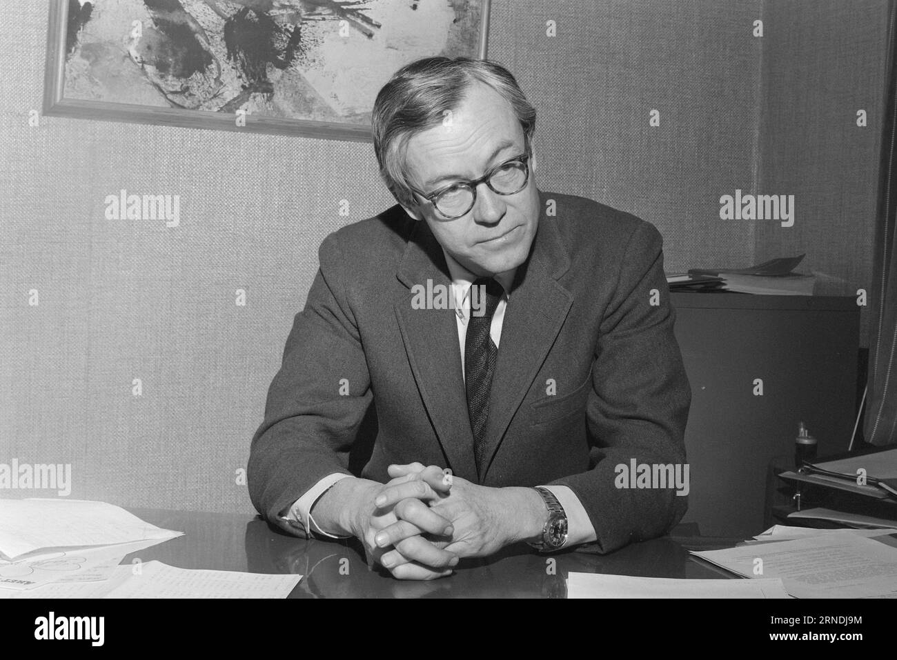 Aktuell 01 - 5 - 1974: Norwegen nextThey begann mit einem Buchladen. Heute besitzen sie ein ganzes Reich von Zeitungen, Wochenzeitschriften, Zeitschriften, Verlagen und Filmfirmen. Die Familie Bonnier wird in Schweden ein Meinungsmonopol erlangen und zum Springer kensern des Landes werden. Jetzt werfen sie ihre Augen auf Norwegen und haben hier bereits drei Wochenmagazine. Natürlich spielt das keine Rolle. Es spielt keine Rolle, wenn ein Finanzimperium neue Unternehmen untergräbt. Es heißt nicht aufgeben, sagt Regisseur Halfdan Kielland von Nordisk Forlag. Foto: Berichtsbild / aktuell / NTB ***FOTO NICHT BILDVERARBEITUNG Stockfoto