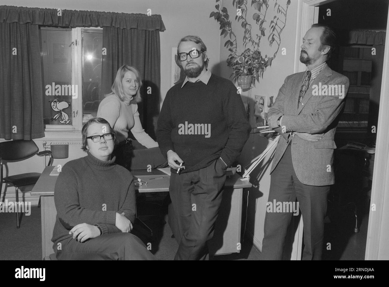 Aktuell 01 - 5 - 1974: Norwegen nextThey begann mit einem Buchladen. Heute besitzen sie ein ganzes Reich von Zeitungen, Wochenzeitschriften, Zeitschriften, Verlagen und Filmfirmen. Die Familie Bonnier wird in Schweden ein Meinungsmonopol erlangen und zum Springer kensern des Landes werden. Jetzt werfen sie ihre Augen auf Norwegen und haben hier bereits drei Wochenmagazine. Die Redakteure müssen frei sein. Mehr als 30 Menschen arbeiten in den zwei Wochenmagazinen, die Bonnier gekauft hat. Sie sollen unabhängig bleiben. Kann man sich darauf verlassen, wenn Bonniers Mann seine Änderungsvorschläge vorlegt? Knut Borge, Anne Kar Stockfoto