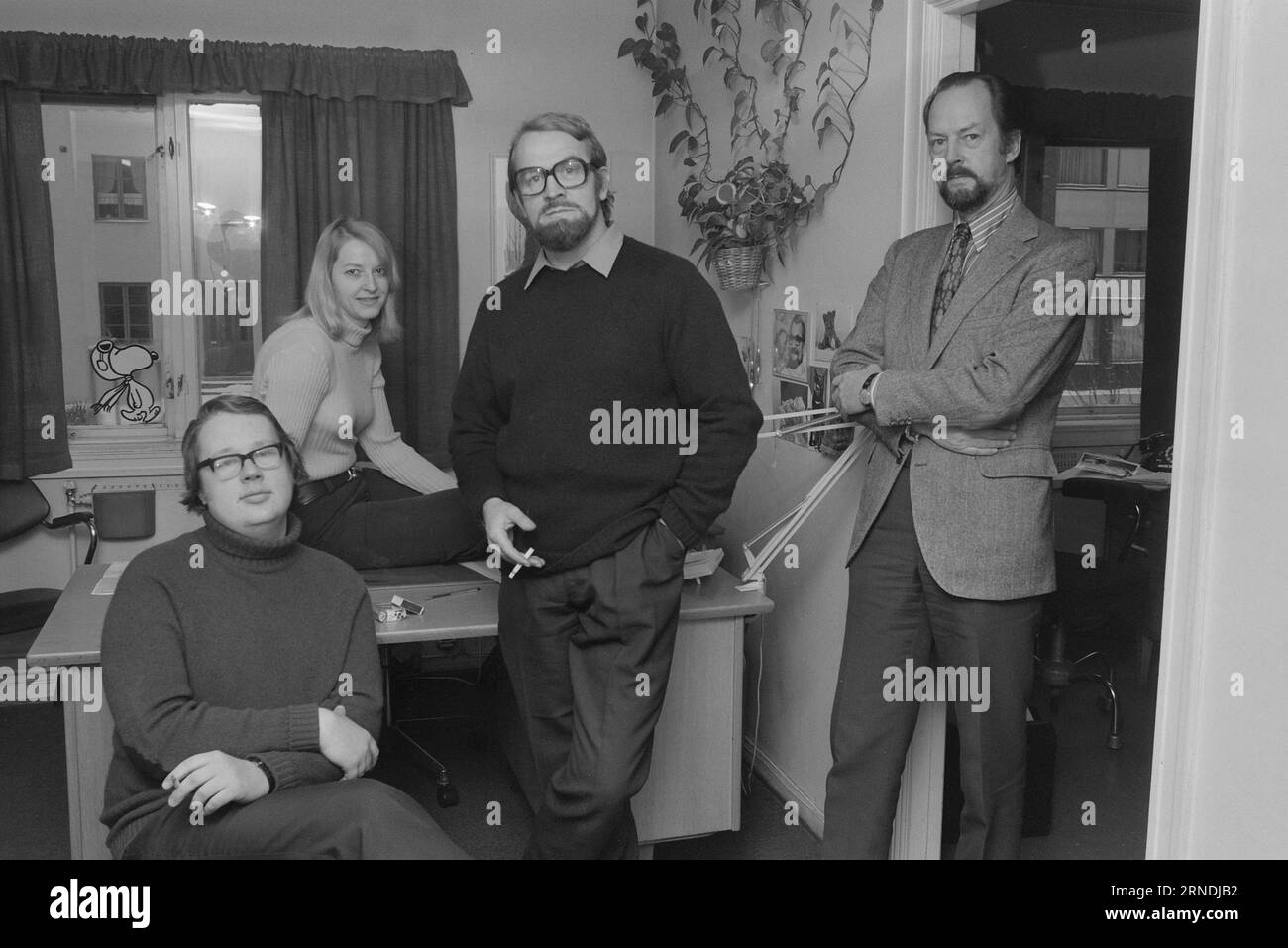 Aktuell 01 - 5 - 1974: Norwegen nextThey begann mit einem Buchladen. Heute besitzen sie ein ganzes Reich von Zeitungen, Wochenzeitschriften, Zeitschriften, Verlagen und Filmfirmen. Die Familie Bonnier wird in Schweden ein Meinungsmonopol erlangen und zum Springer kensern des Landes werden. Jetzt werfen sie ihre Augen auf Norwegen und haben hier bereits drei Wochenmagazine. Die Redakteure müssen frei sein. Mehr als 30 Menschen arbeiten in den zwei Wochenmagazinen, die Bonnier gekauft hat. Sie sollen unabhängig bleiben. Kann man sich darauf verlassen, wenn Bonniers Mann seine Änderungsvorschläge vorlegt? Knut Borge, Anne Kar Stockfoto