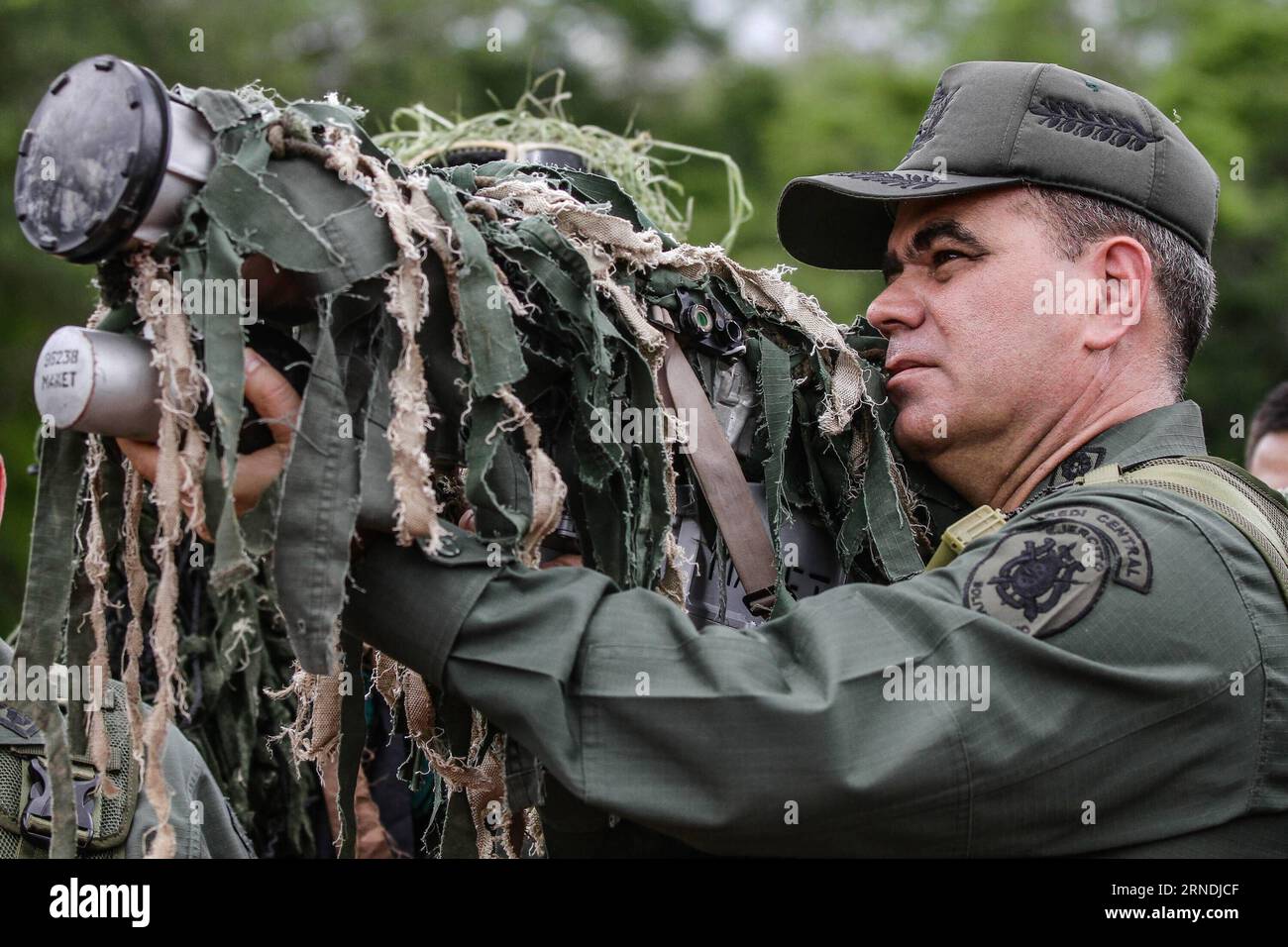 (160522) -- MIRANDA, 21. Mai 2016 -- Venezuelas Verteidigungsminister Vladimir Padrino Lopez nimmt am zweiten Tag der Unabhängigkeitsübung 2016 im Guaicaipuro Fort in Charallave, Bundesstaat Miranda, Venezuela, am 21. Mai 2016 Teil. Die Bolivarischen Nationalen Streitkräfte Venezuelas (FANB) fanden am Samstag, dem zweiten Tag der Unabhängigkeitsübung 2016, im Rahmen des nationalen Plans zur Gewährleistung der Souveränität des Landes statt. ) (jp) VENEZUELA-MIRANDA-DRILL BorisxVergara PUBLICATIONxNOTxINxCHN 160522 Miranda 21. Mai 2016 venezolanischer Verteidigungsminister Vladimir Padrino Lopez nimmt am zweiten Tag Teil Stockfoto