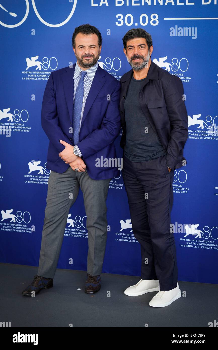 Venezia, Italien. 30. August 2023. Regisseur Edoardo de Angelis und Pierfrancesco Favino nahmen am 80. Internationalen Filmfestival von Venedig am 30. August 2023 in Venedig Teil. (Foto von Daniele Cifala/NurPhoto) Credit: NurPhoto SRL/Alamy Live News Stockfoto