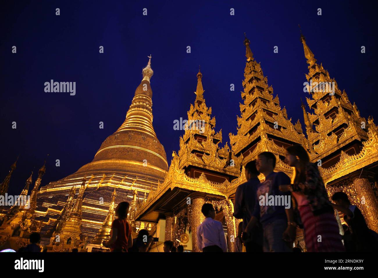 (160523) -- , 22. Mai 2016 -- Menschen besuchen die Shwedagon-Pagode in Myanmar, 22. Mai 2016. Die Shwedagon-Pagode wird von ihrem besten Repository in Myanmar, Architektur, Skulpturen und Kunst geprägt. Es beherbergt Hunderte von farbenfrohen Tempeln, Stupas und Statuen, die die fast 2.500-jährige Architekturzeit widerspiegeln. U Aung) MYANMAR--SHWEDAGON-PAGODE yangon PUBLICATIONXNOTXINXCHN 160523. Mai 22 2016 Prominente besuchen die Shwedagon-Pagode in Myanmar 22. Mai 2016 die Shwedagon-Pagode WIRD von ihrem besten Repository in Myanmar Heritage Architecture Sculpture and Arts vorgestellt Stockfoto