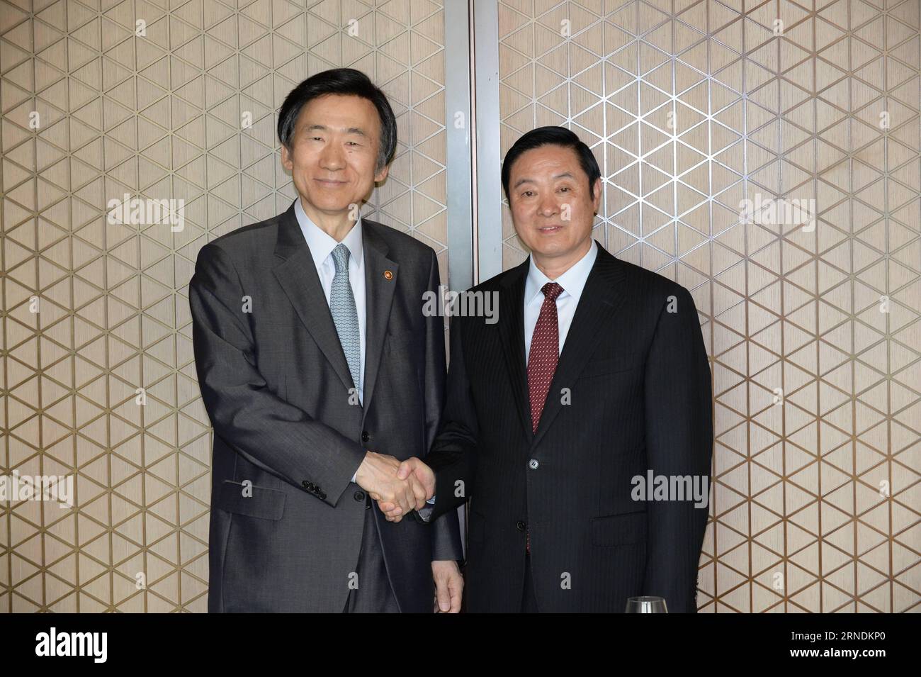 (160523) -- SEOUL, 23. Mai 2016 -- Liu Qibao (R), Leiter der Öffentlichkeitsabteilung des Zentralkomitees der Kommunistischen Partei Chinas (CPC), trifft sich mit dem südkoreanischen Außenminister Yun Byung-se in Seoul, Südkorea, 23. Mai 2016. ) SÜDKOREA-SEOUL-CHINA-LIU QIBAO-VISIT QinxQing PUBLICATIONxNOTxINxCHN 160523 Seoul 23. Mai 2016 Liu Qibao r Leiter der Öffentlichkeitsabteilung des ZK der Kommunistischen Partei Chinas trifft mit den südkoreanischen Außenministern Yun Byung SE in Seoul Südkorea 23. Mai 2016 Besuch von Seoul China Liu Qibao QinxQing PUBLICATIONxNOTxINxCHN Stockfoto