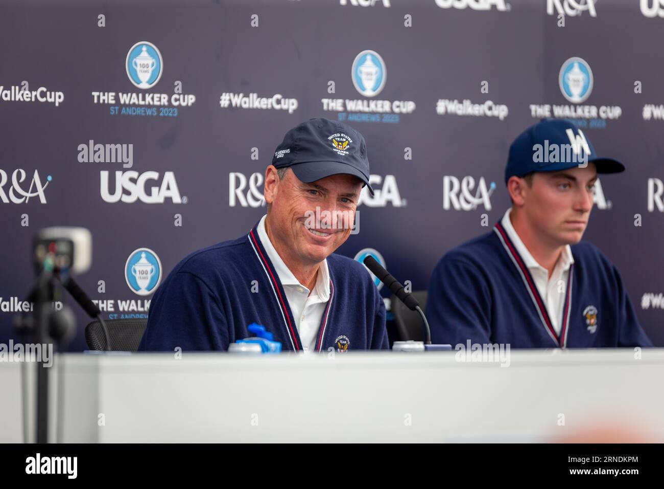 St. Andrews, Schottland. September 2023. Teamkapitän Mike McCoy und Ben James während der USA Team Press Conference vor dem Walker Cup 2023. Großbritannien und Irland gehen diese Woche im 49. Walker Cup-Match gegen die Vereinigten Staaten von Amerika. Vor 100 Jahren wurde der Walker Cup erstmals in St. Andrews ausgetragen, da sich die beiden Seiten – bestehend aus zehn führenden männlichen Amateurgolfspielern – darauf vorbereiten, auf dem historischen Old Course zu kämpfen. Stockfoto