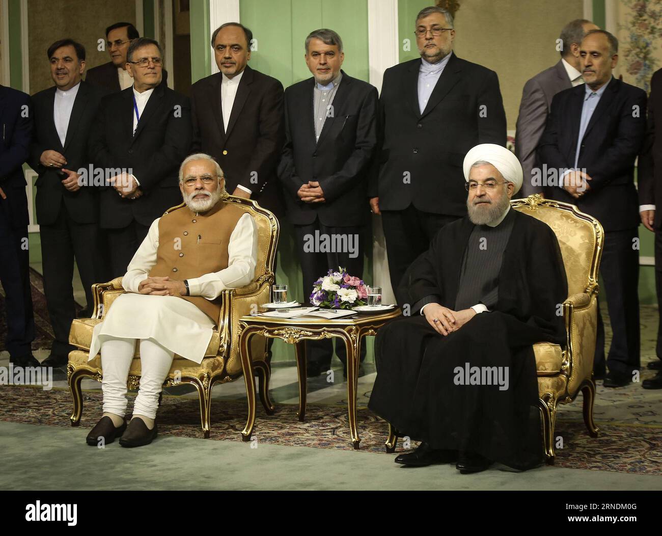 Irans Präsident Ruhani emfängt Indiens Premier Modi (160523) -- TEHERAN, 23. Mai 2016 -- iranischer Präsident Hassan Rouhani (R, Front) trifft sich am 23. Mai 2016 mit dem indischen Premierminister Narendra Modi(L, Front) im Saadabad-Palast in Teheran (Iran). iranische und indische Beamte haben in Teheran 12 Memorandums of Understanding (MoU) eingeflossen, um die Beziehungen in verschiedenen Bereichen auszubauen. ) IRAN-TEHERAN-INDIEN-ROUHANI-MODI-TREFFEN AhmadxHalabisaz PUBLICATIONxNOTxINxCHN iranischer Präsident RUHANI fängt Indien Premier Modes 160523 TEHERAN 23. Mai 2016 iranischer Präsident Hassan Rouhani r Front trifft sich mit den indischen Premierministern Narendra Stockfoto