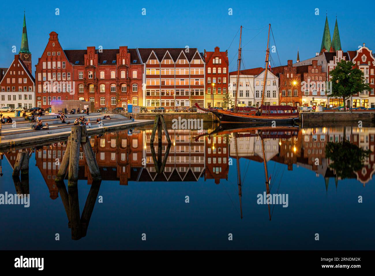 Lubeck Pier Architektur spiegelt sich im Wasser des Trave River zur blauen Stunde. Foto aufgenommen am 7. Juni 2023 in Lübeck oder der Hansestadt L Stockfoto