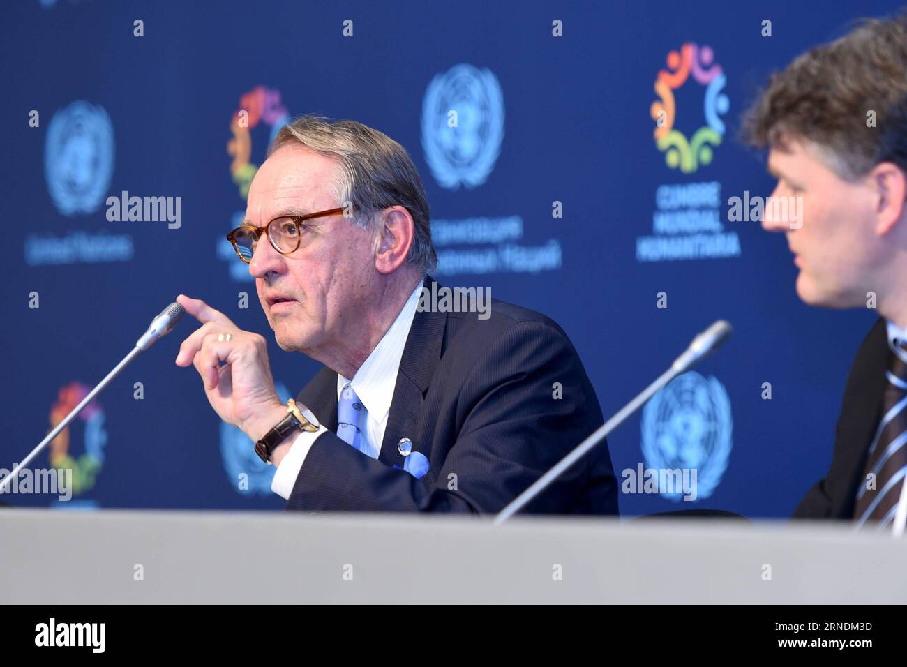UN-Nothilfegipfel in Istanbul (160523) -- ISTANBUL, 23. Mai 2016 -- UN-Stellvertretender Generalsekretär Jan Eliasson (L) spricht während einer Pressekonferenz des Weltgipfels für humanitäre Hilfe am 23. Mai 2016 in Istanbul in der Türkei vor den Reportern. Der weltweit erste humanitäre Gipfel ist entschlossen, sich mehr auf die Ursachen der anhaltenden Konflikte als auf Symptome für ihre Lösungen zu konzentrieren, sagte der stellvertretende Generalsekretär der Vereinten Nationen Jan Eliasson am Montag. ) TÜRKEI-ISTANBUL-HUMANITÄRER GIPFEL-JAN ELIASSON ZhaoxDingzhe PUBLICATIONxNOTxINxCHN UN Nothilfegipfel in Istanbul 160523 Istanbul 23. Mai 2016 VN Stellvertretender SEC Stockfoto