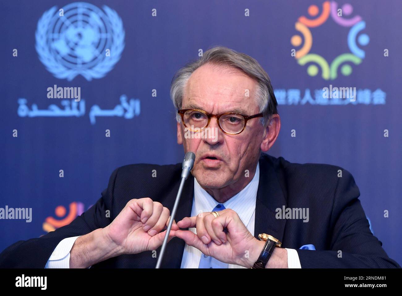 UN-Nothilfegipfel in Istanbul (160523) -- ISTANBUL, 23. Mai 2016 -- UN-Stellvertretender Generalsekretär Jan Eliasson spricht während einer Pressekonferenz des Weltgipfels für humanitäre Hilfe in Istanbul, Türkei, am 23. Mai 2016 vor den Reportern. Der weltweit erste humanitäre Gipfel ist entschlossen, sich mehr auf die Ursachen der anhaltenden Konflikte als auf Symptome für ihre Lösungen zu konzentrieren, sagte der stellvertretende Generalsekretär der Vereinten Nationen Jan Eliasson am Montag. ) TÜRKEI-ISTANBUL-HUMANITÄRER GIPFEL-JAN ELIASSON ZhaoxDingzhe PUBLICATIONxNOTxINxCHN UN Nothilfegipfel in Istanbul 160523 Istanbul 23. Mai 2016 VN Stellvertretende Sekretäre Stockfoto