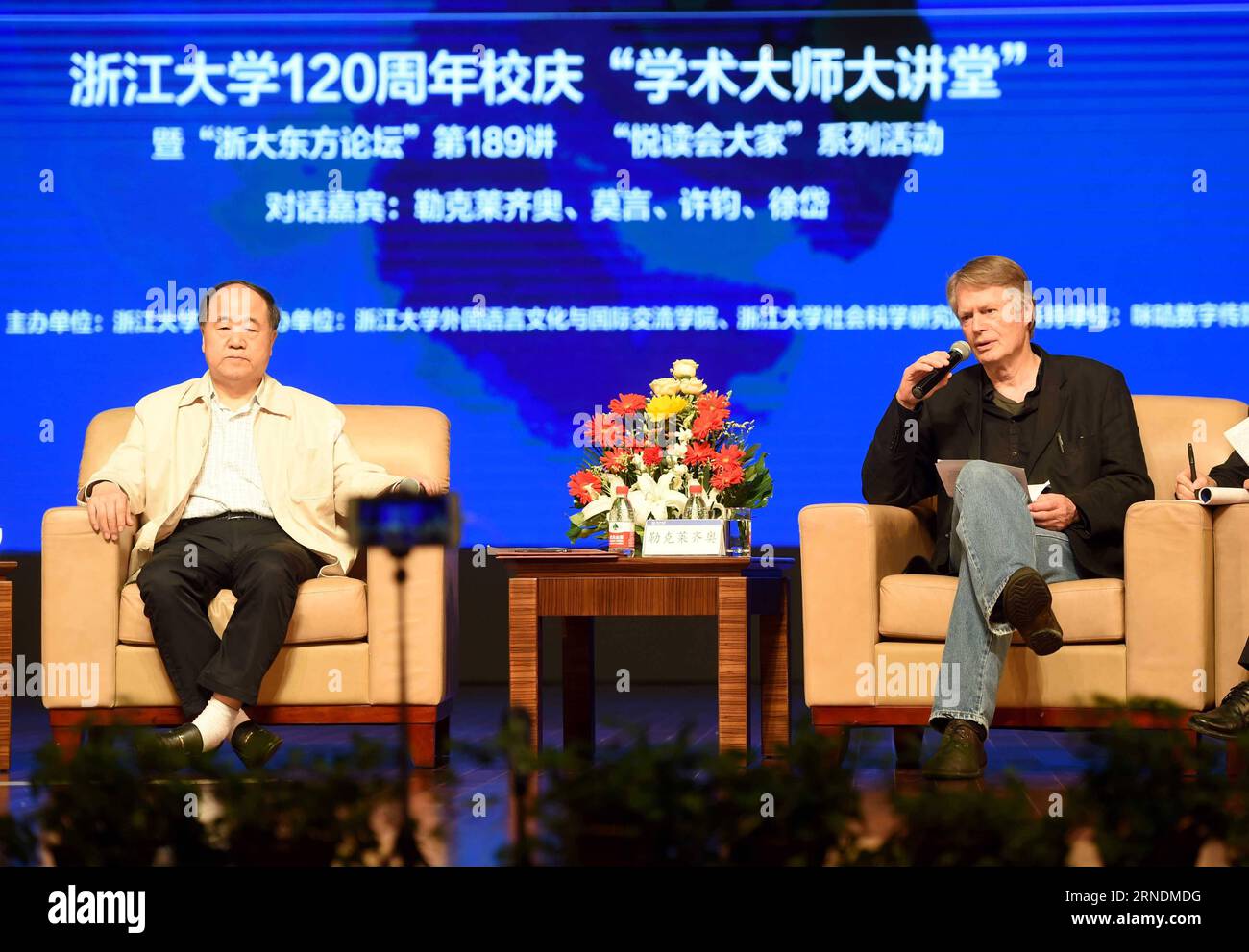 (160524) -- HANGZHOU, 24. Mai 2016 -- die Nobelpreisträger Mo Yan (L) und Le Clezio nehmen an einem Dialog zum Thema Literatur und Bildung Teil, um den 120. Jahrestag der Gründung der Zhejiang Universität in Hangzhou, ostchinesische Provinz Zhejiang, am 24. Mai 2016 zu begehen. Sowohl Mo Yan aus China als auch Le Clezio aus Frankreich sind Nobelpreisträger für Literatur. (wx) CHINA-HANGZHOU-NOBELPREISTRÄGER-DIALOG (CN) HanxChuanhao PUBLICATIONxNOTxINxCHN 160524 Hangzhou 24. Mai 2016 die Nobelpreisträger Mo Yan l und Le Clezio nehmen anlässlich des 120. Jahrestages des Foun an einem Dialog zum Thema Literatur und Bildung Teil Stockfoto