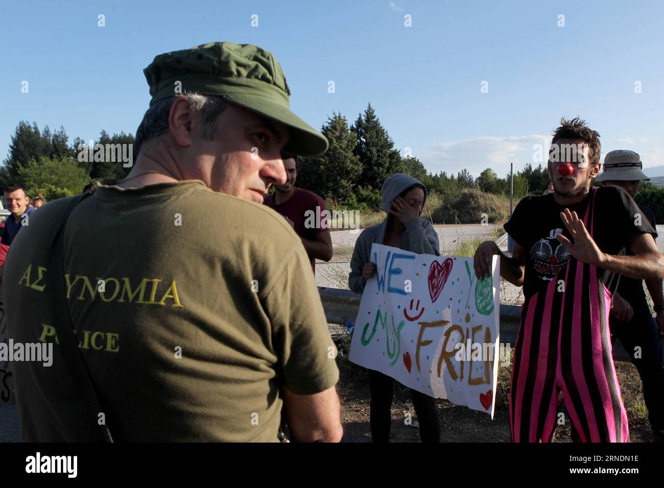 IDOMENI (GRIECHENLAND), 24. Mai 2016 - Aktivisten protestieren am 24. Mai 2016 gegen eine Polizeiaktion zur Umsiedlung von Flüchtlingen in der Nähe von Idomeni (Griechenland). Die erste Phase einer großen Polizeioperation, die am Dienstagmorgen gestartet wurde, um Griechenlands größtes provisorisches Flüchtlingslager am Idomeni-Übergang an der griechisch-mazedonischen Grenze zu räumen, endete nach Angaben griechischer Beamter mit dem Sonnenuntergang ohne Probleme. ) GRIECHENLAND-IDOMENI-FLÜCHTLINGE-EVAKUIERUNG Mariosxlolos PUBLICATIONxNOTxINxCHN Idomeni Griechenland 24. Mai 2016 Aktivisten protestieren gegen eine Polizeioperation zur Umsiedlung von Flüchtlingen in der Nähe von Idomeni Griechenland AM 24. Mai 2016 die erste P Stockfoto