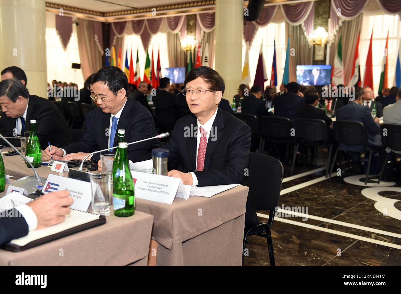 (160524) -- GROSNY, 24. Mai 2016 -- Meng Jianzhu (R, Front), Mitglied des Politischen Büros des Zentralkomitees der Kommunistischen Partei Chinas (KPCh) und Leiter der Kommission für politische und rechtliche Angelegenheiten des Zentralkomitees der KPCh, nimmt am 24. Mai 2016 an der 7. internationalen Sicherheitskonferenz hoher Vertreter in Grosny (Russland) Teil. Der Kampf gegen den globalen Terrorismus erfordert eine gründliche Zusammenarbeit auf allen Ebenen, da die nicht traditionelle Bedrohung das Merkmal der Lokalisierung, Fragmentierung und Verflechtung gezeigt hat, sagte Chinas oberster Sicherheitsbeamter Meng Jianzhu hier am Dienstag. ) RUSS Stockfoto