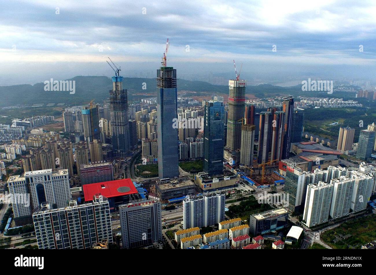 NANNING, -- Foto aufgenommen am 21. November 2015 zeigt Gebäude, die im Bezirk Langdong von Nanning, der Hauptstadt der südchinesischen autonomen Region Guangxi Zhuang, im Bau sind. Die 2006 gegründete Beibu Gulf Economic Zone umfasst sechs Städte: Nanning, Beihai, Qinzhou, Fangchenggang, Yulin und Chongzuo. Nach zehn Jahren Entwicklung ist der Gesamtproduktionswert von Nanning, Beihai, Qinzhou und Fangchenggang 2015 auf 586,7 Milliarden Yuan (etwa 89,47 Milliarden US-Dollar) gestiegen, und der Gesamtwert für Import und Export ist auf 24,1 Milliarden US-Dollar gestiegen. ) (ZWX) CHINA-GUANGXI-BEIBU GULF ECONOMIC Stockfoto