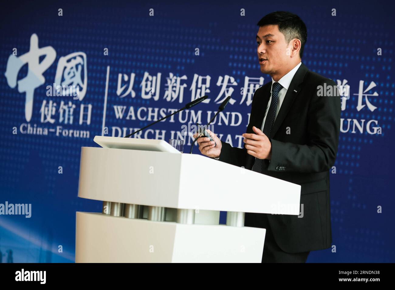 BERLIN, -- Cai Zhengxin, Präsident der chinesischen Wirtschaftskammer in Deutschland, spricht auf dem China-Forum auf den Asien-Pazifik-Wochen Berlin in Berlin, Deutschland. Die 11. Asiatisch-pazifische Woche Berlin vom 23. Mai bis 3. Juni ist eine jährlich von der Berliner Stadtverwaltung gesponserte Veranstaltung zur Förderung des Handels mit Wirtschaft, Wissenschaft und Kultur zwischen Europa und den asiatisch-pazifischen Ländern. Das Thema dieses Jahres ist der Innovationsdialog zwischen Asien und Europa. ) DEUTSCHLAND-BERLIN-ASIEN-PAZIFIK-WOCHEN-CHINA FORUM ZhangxFan PUBLICATIONxNOTxINxCHN Berlin Cai Zhengxin Präsident der chinesischen Wirtschaftskammer in Deutschland addres Stockfoto