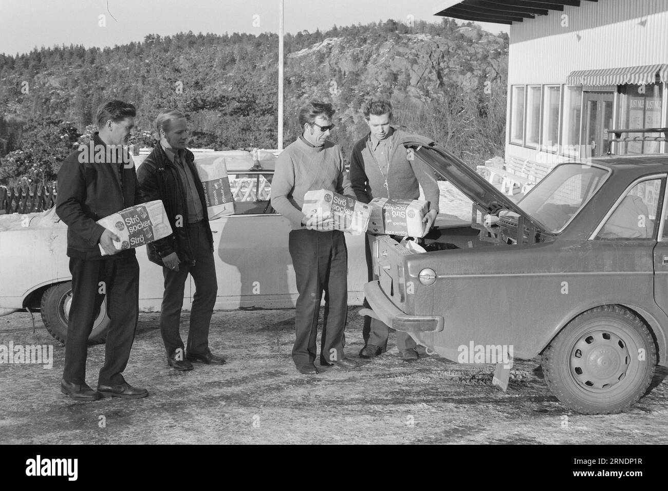 08.-5.-1974: Sukkerets BroYou kann jetzt auf der schwedischen Seite der Svinesund-Brücke fast den halben Preis für Zucker bekommen. Und der Zuckerkrieg tobt. Foto: Ivar Aaserud / aktuell / NTB ***FOTO NICHT VERARBEITET*** dieser Text wurde automatisch übersetzt! Stockfoto