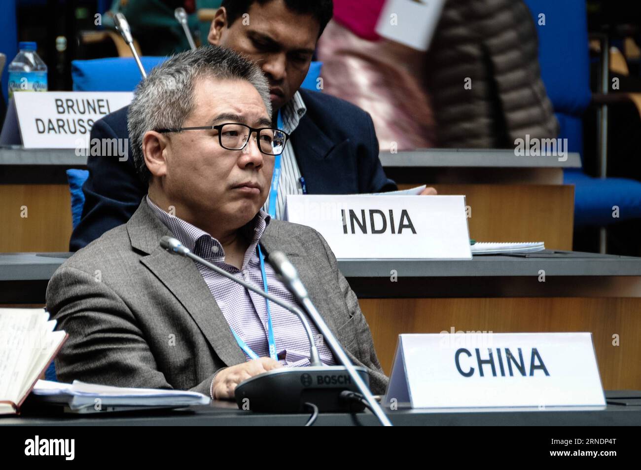 BONN, 25. Mai 2016 – Chinas Chefunterhändler Su Wei nimmt am 25. Mai 2016 in Bonn an einer zweiwöchigen Sitzung der Klimagespräche der Vereinten Nationen über die Durchführungsvorschriften des Pariser Abkommens Teil. China rechnet mit einem sehr harten Verhandlungsprozess über ein Regelwerk für das Pariser Abkommen, da es bei den Einzelheiten der Umsetzung des historischen Klimapakts zu Abweichungen kommen wird, sagte Chinas Chefunterhändler Su Wei am Mittwoch. ) (Djj) DEUTSCHLAND-BONN-UN KLIMAGESPRÄCHE TangxZhiqiang PUBLICATIONxNOTxINxCHN Bonn Mai 25 2016 China S Chief CLIMATE Negotiator SU Wei nimmt an einem Meeti Teil Stockfoto