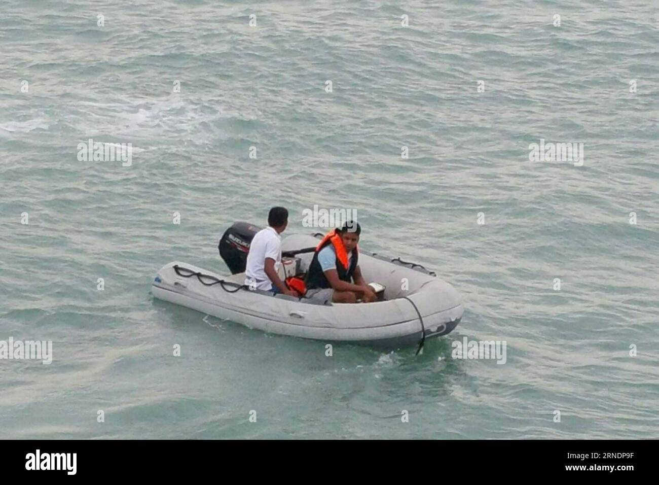 Thailand: Tödlicher Bootsunfall in Koh Samui Samui, 27. Mai 2016 () -- Retter suchen nach Überlebenden in der Nähe der Insel Koh Samui im Süden Thailands, 26. Mai 2016. Zwei Touristen starben und fünf weitere wurden am späten Donnerstagnachmittag noch vermisst, als ein Schnellboot auf dem Weg zurück zur Insel Koh Samui im Süden Thailands flippte, berichteten lokale Medien. () THAILAND-SAMUI-SPEEDBOAT-CAPSIZE Xinhua PUBLICATIONxNOTxINxCHN tödlicher Bootsunfall im thailändischen Land auf Koh Samui Samui Mai 27 2016 Rettung Suche nach Überlebenden in der Nähe von Koh Samui Island im südlichen thailändischen Land Mai 26 2016 zwei Touristen starben und fünf OTH Stockfoto