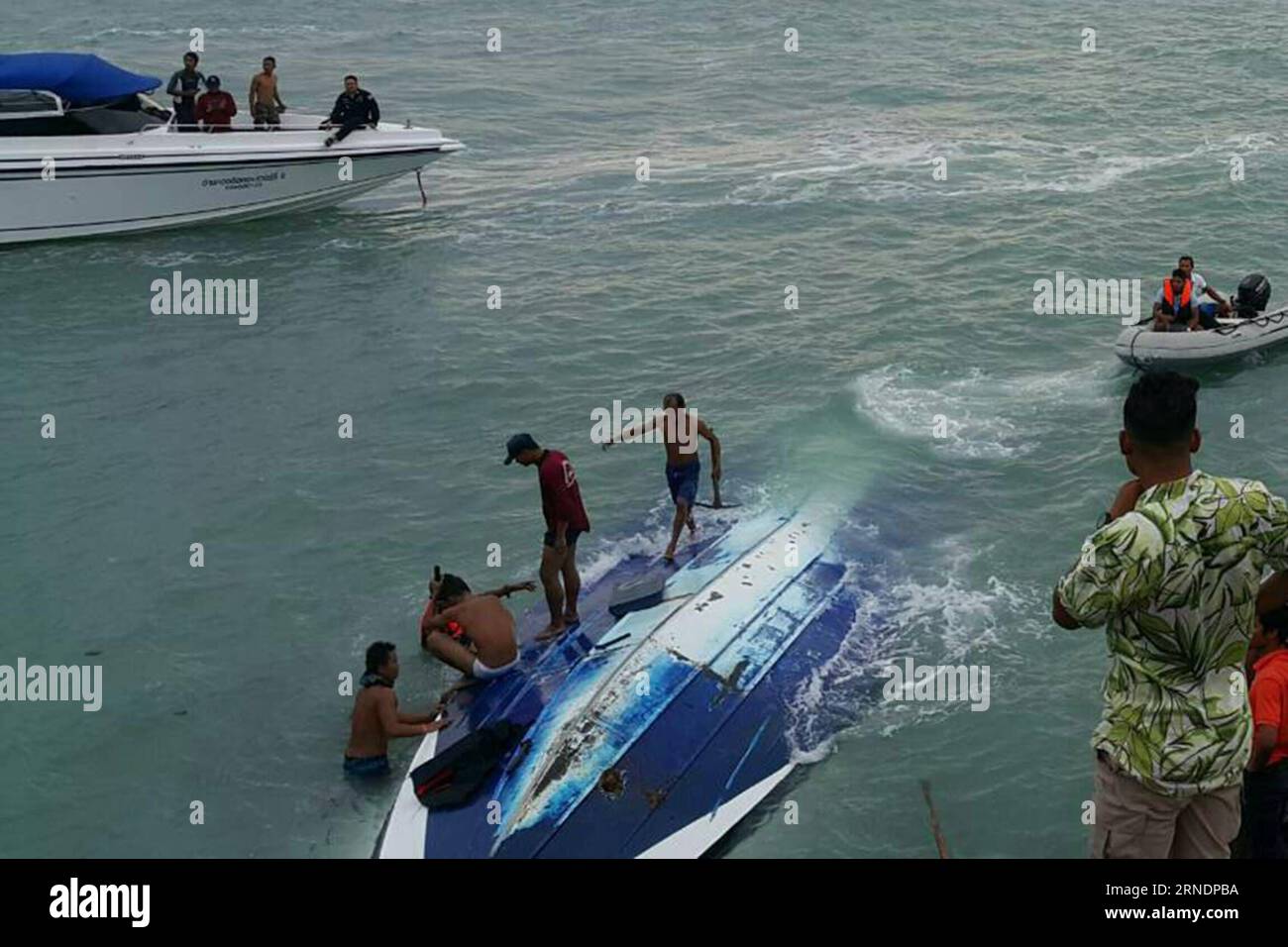 Thailand: Tödlicher Bootsunfall in Koh Samui Samui, 27. Mai 2016 () -- Retter holen das gekenterte Schnellboot auf der Insel Koh Samui im Süden Thailands, 26. Mai 2016. Zwei Touristen starben und fünf weitere wurden am späten Donnerstagnachmittag noch vermisst, als ein Schnellboot auf dem Weg zurück zur Insel Koh Samui im Süden Thailands flippte, berichteten lokale Medien. () THAILAND-SAMUI-SPEEDBOAT-CAPSIZE Xinhua PUBLICATIONxNOTxINxCHN tödlicher Bootsunfall im thailändischen Land in Koh Samui Samui Mai 27 2016 Rettung Bereiten Sie das gekenterte Schnellboot AUF Koh Samui Island im südlichen thailändischen Land Mai 26 2016 zwei Touristen Stockfoto
