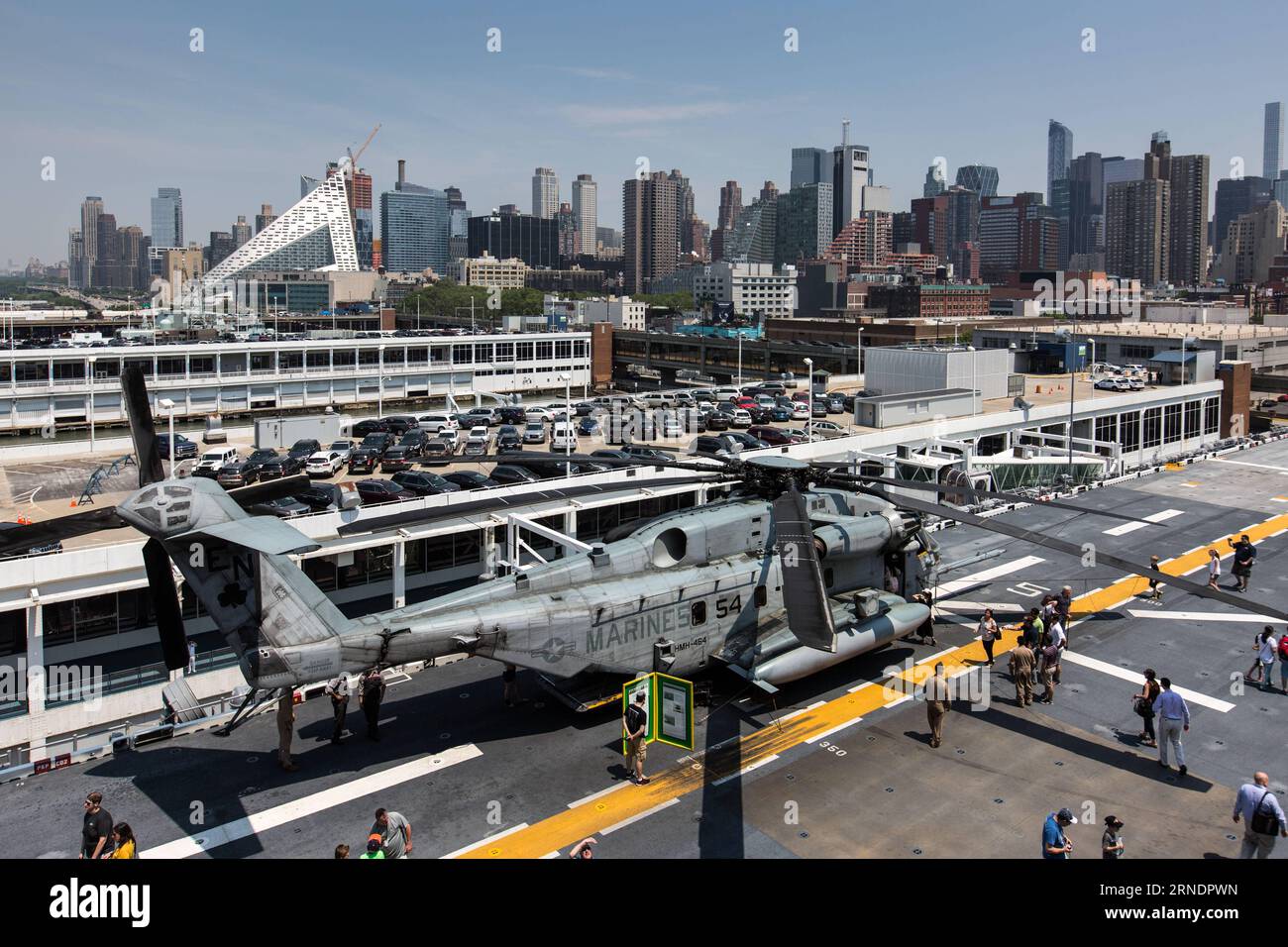 Ein Sikorsky CH-53E Super-Hallion-Hubschrauber ist an Bord der USS Bataan (LHD-5) abgebildet, einem amphibischen Angriffsschiff der Wasp-Klasse, das während der 28. Jährlichen New Yorker Flottenwoche am 27. Mai 2016 in New York, den USA, am Pier 88 anlegte. Die New York Fleet Week findet vom 25. Mai bis 30. Mai statt, wo hunderte Soldaten der Streitkräfte New York City im Rahmen der Gedenkfeiern besuchen. ) US-NEW YORK-FLEET WEEK-USS BATAAN LixMuzi PUBLICATIONxNOTxINxCHN ein SIKORSKY CH 53E Super Hallion Helicopter IST AN Bord des USS Bataan LHD 5 Wasp Class Amphibien Assault SH abgebildet Stockfoto